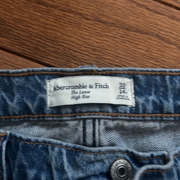 Abercrombie High Rise The Loose Jeans - Picture 3 of 4